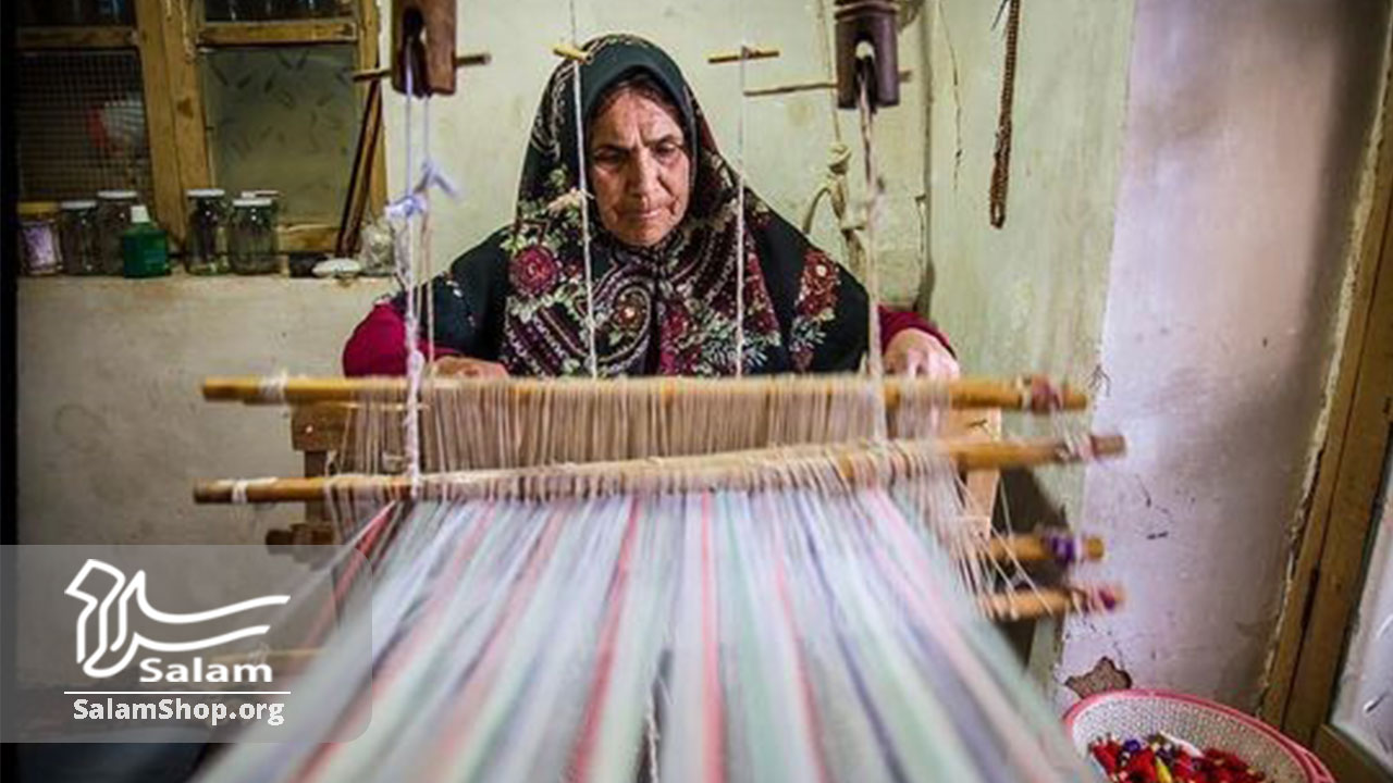 چادر شب بافی از صنایع دستی یزد، که شهرت جهانی دارد.